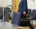 Bild: Armin Weigel/dpa
Joachim Wolbergs, Ex-Oberbürgermeister von Regensburg, geht mit Atemschutzmaske in den Verhandlungssaal im Landgericht.