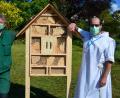 Bild: exb/Krankenhaus St. Barbara
Pater Thomas (rechts) stellte das Insektenhotel im Krankenhaus-Garten auf. Gärtner Konrad Pretzl half ihm dabei.