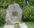 Bild: bz
Eine Gedenkstätte auf der Dürrmaul-Höhe erinnert an das tragische Schicksal vier junger Burschen, die bei einer Minenexplosion den Tod gefunden haben. Am 21. Mai jährt sich das Unglück zum 75. Male.