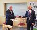 Bild: obe
Erster Bürgermeister Peter König (rechts) überreicht Dr. Günther Fütterer Urkunde und Jubiläumsmedaillie als Dank für seine zwölfjährige Amtszeit als Zweiter Bürgermeister der Gemeinde Neusorg