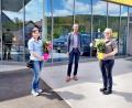 Bild: ds
Neukirchens Bürgermeister Peter Achatzi hatte Blumen für Marktleiterin Marina Budulak (links) und Martina Grünthaler dabei.