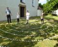 Bild: bk
Das kretische Labyrinth vor der Kirche soll auch den Lebensweg zu Gott symbolisieren.