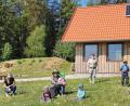 Bild: wih
Maria Obermeier, Geschäftsführerin von OBM Baumaschinen (links), spendete 3000 Euro an den BRK-Waldkindergarten in Kainsricht für eine Solaranlage. Damit haben die Kinder, Erzieherinnen und Kinderpflegerinnen um Leiterin Sabine Lindner (Mitte, hinten) in der Hütte am Waldrand nun Strom. Derzeit werden wegen der Corona-Pandemie hier im Räuberwald nur wenige Kinder betreut.