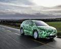 Bild: SKODA AUTO
Gut getarnt ist der neue Skoda Enyaq im Moment noch unterwegs. Ende des Jahres startet die Serienproduktion, Anfang 2021 soll das erste vollelektrische SUV der tschechischen VW-Tochter auf den Markt kommen. Erste Aufnahmen zeigen den Bruder des VW ID.4 bei Testfahrten in Irland.