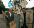 Bild: u
Nachdem er 1996 bei einer Fernsehsendung erfahren hatte, dass die Stadt Schildau die ihren Bürgern nachgesagten Streiche touristisch vermarktet (z.B. durch einen Schildbürgerlehrpfad, Museum, wissenschaftliches Kolloquium), machte sich Werner Schulz (r.) auf nach Schildau, um den Ursprüngen, Gemeinsamkeiten und Unterschieden zwischen Schildbürgerstreichen und Hirschauer Stückl‘n auf den Grund zu gehen. Im Geschichtsvereinsvorsitzenden Wigand Cernik (l.) fand er einen kompetenten Ansprechpartner.