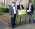Bild: paf
Die Spende der CSU überreichten 2. Bürgermeister Günter (links) und Ortsvorsitzender Patrick Fröhlich (Mitte) an Stefan Reither, der das Ernst-Nägelsbach-Haus leitet.