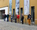 Bild: Dagmar Williamson
Die üblichen Verdächtigen oder Kunst in Zeiten der Pandemie: Heini Hohl, Stefan Reuther, Marcus Trepesch, Erika Wakayama, Johann Sturcz, Hanna Regina Uber, Kulturreferent Fabian Kern und Museumsleitung Julia Riß (von links) eröffnen die „Amberger Fensterkunst-A.K.T.ion“.