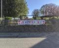 Bild: exb
"Wir vermissen euch", heißt es auf dem Plakat, das das Wurzer Kinderhausteam aufgehängt hat. Dass auch die Kinder den normalen Alltag im Kindergarten vermissen, zeigen die Steine, die die Kleinen darunter abgelegt haben.
