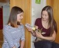 Bild: mmj
Fürsorglich kümmern sich Simone (links) und Julia Ostermeier um ihr "Bambi". Die Fütterung mit der Flasche läuft nach Stundenplan.