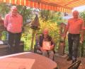 Bild: tu
Alfons Hanauer (Mitte) wird für 70 Jahre treue Vereinszugehörigkeit durch die TSV-Vorsitzenden Josef Windirsch (rechts) und Sepp Hartung (links) ausgezeichnet.