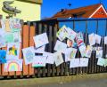 Bild: e
Am Außenzaun des Kindergartens St. Raphael in Kümmersbruck hängen Zeichnungen der Mädchen und Buben. Sie vermissen ihre Kita.