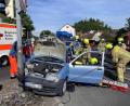 Bild: Petra Hartl
Die Feuerwehr Rosenberg setzte hydraulisches Rettungsgerät ein, um das eingeklemmte Unfallopfer aus dem Kleinwagen zu retten. Der Rettungsdienst brachte den schwer verletzten 76-Jährigen ins Krankenhaus.