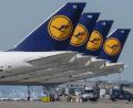 Bild: Boris Roessler/dpa
Stillgelegte Passagiermaschine der Lufthansa stehen auf dem Flughafen Frankfurt. Die Lufthansa verhandelt mit deutschen Staat über ein Rettungspaket von 9 Milliarden Euro.
