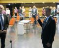 Bild: ua
Bürgermeister Albert Geitner (rechts) leistet vor dem lebensältesten Mitglied des Gemeinderates und neuen stellvertretenden Bürgermeister Norbert Mitlmeier den Amtseid im Kubus.