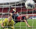 Bild: M. Hangst/dpa
Die Mienen von Club-Keeper Felix Dornebusch (links) und Fabian Nürnberger sprechen Bände: Aues Dimitrij Nazarov hat soeben zum 1:0 eingeköpft.