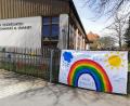 Bild: exb
Ein Regenbogenbanner am Gartentor, gestaltet vom Team der Kita St. Johannes M. Vianney in Floß, soll die Hoffnung widerspiegeln, dass bald wieder alle Buben und Mädchen die Einrichtung besuchen dürfen.