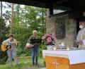 Bild: ads
Pfarrer Josef Irlbacher beim Gottesdienst zum Patrozinium an der Nepomuk-Kapelle auf dem Buchberg. Musikalisch begleiteten ihn der Vorsitzende des Kapellenvereins, Hans Weiß, und dessen Frau Sabine, die ein „Nepomuklied“ geschrieben hat, das beim Patrozinium Uraufführung hatte.