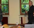 Bild: pko
Als neuer Gemeinschaftsvorsitzender der Verwaltungsgemeinschaft Neunburg verabschiedete Walter Schauer (Zweiter von rechts) seinen Vorgänger Hans Graßl (links).