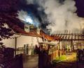 Bild: Clemens Hösamer
Ein Feuer hat in Atzenhof ein Nebengebäude zerstört und auch ein Wohnhaus in Mitleidenschaft gezogen.