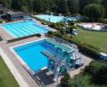 Bild: bey
Bürgermeister Rainer Rewitzer hofft, dass die Schwimmbecken und Liegewiesen des Pleysteiner Freibades bald wieder mit Leben erfüllt werden.