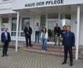 Bild: jr
Vertreter aus der Politik besuchten am Freitag das „Haus der Pflege“ des Kreisverbandes der Arbeiterwohlfahrt in Mitterteich. Mit dabei waren (von links) Landrat Roland Grillmeier, Bürgermeister Stefan Grillmeier, Jürgen Kirchmann (AWO), Projektleiterin Annalena Fink-Haydari, AWO-Kreisvorsitzender Edwin Ulrich, Geschäftsführerin Angelika Würner, MdB Uli Grötsch und AWO-Pflegedienstleiter Michael König.