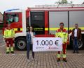 Bild: egl
Über 1000 Euro freute sich der Teamleiter der First-Responder Tobias Hirn (Zweiter von rechts) und Feuerwehr-Kommandant Armin Daubenmerkl (links). Die Leiterin der Kinderfeuerwehr Stefanie Gebhard (Zweite von links) überreichte ihnen das Geld im Beisein von Bürgermeister Alwin Märkl (rechts).