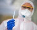 Symbolbild: Sebastian Gollnow
Ein Mitarbeiter hält in einem Corona-Abstrichzentrum einen Abstrich in der Hand, der dann benutzt wird, um einen Test auf das Coronavirus Sars-Cov-2 durchzuführen.