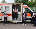 Bild: hcz
Severin Hirmer (links) und Michael Schmid (Zweiter von rechts) von Rotaract übergaben 100 Restaurantgutscheine an BRK-Kreisgeschäftsführer Sandro Galitzdörfer (rechts) und Wachleiter Bernhard Kick (im Rettungswagen).