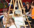 Bild: weu
Auch der beliebte Kindermalkurs mit Künstlerin Katharina Gierlach (Zweite von rechts) muss wegen der Corona-Pandemie ausfallen.