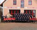 Bild: Karl Erb/exb
Auch das Jubiläumsfoto „150 Jahre Feuerwehr Gebenbach-Kainsricht“ stand bereits.
Festausschuss, Festdamen, Fahnenabordnung und die Mitglieder waren auf das 150-jährige Gründungsjubiläum bestens eingestimmt.