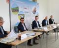 Bild: Gerhard Götz
Bundestagsabgeordneter Karl Holmeier, Staatssekretär Klaus Holetschek, DB-Konzernbevollmächtiger Klaus-Dieter Josel, DB-Projektleiter Matthias Trykowski, und Achim Saßmannshausen, Leiter Bahnstromleitungen DB Energie (von links) erläuterten die Pläne.