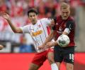 Bild: Daniel Karmann/dpa
Schon im Hinspiel im Oktober 2019 lieferten sich Regensburgs Marcel Correia (links) und Hanno Behrens giftige Zweikämpfe. Am Dienstag steigt das Rückspiel in der Oberpfalz.