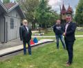 Bild: Ulrike Meixner/exb
Bürgermeister Martin Birner, Kioskpächter Hans Brunner und Stadtparkbeauftragter Georg Bottenhofer (von rechts) nahmen die Neuerungen in Augenschein. Sie hoffen auf eine gute Saison im Stadtpark.