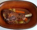 Bild: Gramolla
Alles gart in einem Topf, ohne dass man sich drum kümmern muss: Putenkeule im Römertopf ist ein Rezept-Vorschlag (nicht nur) für alle, die nicht kochen können.