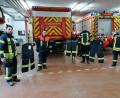 Bild: bey
Bürgermeister Sebastian Hartl (Zweiter von links) übergibt stellvertretend den Feuerwehrkommandanten Manuel Scheidler (links) sowie Daniel Müller und Michael Klaschka (von rechts) die neuen Schutzhosen gegen Flammen und Hitze für die Atemschutzträger. Dafür investierte der Markt Luhe-Wildenau rund 21.000 Euro.