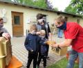 Bild: ubb
So geht "Geflügel to go": Händler Christian Mößner lässt die Kinder Paul und Max (von rechts) das Huhn streicheln, bevor es in die Kiste kommt zum Transport. Vereinsvorsitzende Heike Suchanek (Zweite von rechts) sowie die Eltern Michael und Steffi Werner (links) sind froh, dass der Hühnerkauf trotz der Einschränkungen wegen Corona gut funktioniert hat.