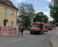 Bild: Feuerwehr Ensdorf
In den motorisierten Ersatz-Festzug reihten sich nicht nur zwei Fahrzeuge der Feuerwehr Ensdorf, die am Sonntag eigentlich mit einem klassischen Festzug ihr 150. Jubiläum gefeiert hätte, ein. Auch je mit einem Feuerwehrauto waren die Wehren Thanheim und Wolfsbach vertreten. Am Rathaus standen die Festdamen und jubelten dem kleinen Konvoi zu.