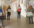 Bild: exb
Die Jury, bestehend aus den Lehrkräften Silvia Maul und Anja Purrer, und die Konrektorin der Pestalozzi-Grundschule Claudia Hammer nehmen die Preise von der Vertreterin der Raiffeisenbank Sulzbach-Rosenberg eG Stephanie Fuchs (von links) entgegen.