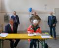 Bild: tr
Eintrag ins Goldene Buch unter Coronabedingungen mit Sicherheitsabstand: Landrat Roland Grillmeier, Bundeswehr-Generalarzt Dr. Bruno Most, BRK-Präsident Theo Zellner und BRK_Landesgeschäftsführer Leonhard Stärk (stehend von links) sowie Bürgermeister und BRK-Kreisvorsitzender Franz Stahl und DRK-Präsidentin Gerda Hasselfeldt (sitzend von links).