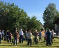 Bild: u
Zahlreiche Gläubige besuchen am Feiertag Christi Himmelfahrt auf den Ex-Sportplatz der SpVgg Weiße Erde zum Festgottesdienst, den Stadtpfarrer Johann Hofmann (am Rednerpult) zelebriert und Iryna Hermann (rechts) musikalisch begleitet.