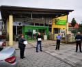 Bild: gz
Die ersten Unterschriften präsentierten (von rechts) die Markträte Albert Gollwitzer, Albert Grießl, dritter Bürgermeister Bernd Reil und Vorsitzende Karin Stahl am Raiffeisenmarkt.