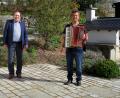 Bild: kkl
Theo Bauer (links) hat in insgesamt 36 Jahren, davon knapp 26 Jahre als amtierender Bürgermeister, ein erfolgreiches Stück an der kommunalpolitischen Geschichte der Gemeinde Nagel mitgeschrieben. Der Nageler Musiker Michael Ponader huldigt ihm zum Dank für seine Arbeit und seine Erfolge für die Gemeinde Nagel mit einem selbst geschriebenen „Kräuterdorfsong“.