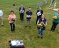 Bild: hai
Helga Büchner, Stephan Veigl, der Blumen für die Näherinnen mitgebracht hatte, Maria Veigl, Manfred Porsch, Daniel Veigl, Bürgermeister Christian Porsch, Renate Veigl sowie Silvia Kühnel (von links) bei der Übergabe der Schutzmasken.