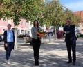 Bild: Stadt Tirschenreuth/exb
Bürgermeister Franz Stahl (rechts) und stellvertretende Leiterin der Hauptverwaltung, Rebecca Müller (links), gratulierten Stefanie Süß (Mitte) mit einem Blumenstrauß zum erfolgreichen Studienabschluss.