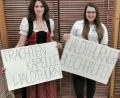 Bild: fla
Die Trachtenkapelle Waldthurn und der Waldthurner Blechhaufen, vertreten durch die Schwestern Julia (links) und Annika Pankotsch (rechts), machen gemeinsam Musik - und "erarbeiten" im Home-Office Musikstücke.