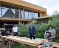 Bild: fz
Optisch gelungen. Leiterin Katrin Steudel führt Bürgermeister Markus Ziegler, Zweiten Bürgermeister Ralf Reinold und Stephan Oetzinger in den Bau. Das Kinderhaus wird aufgestockt für eine dreiviertel Million Euro.