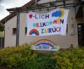 Bild: hl
Wie sehr sich die Erzieherinnen des Kindergartens St. Anna auf das Wiedersehen mit den Mädchen und Buben freuten, zeigte ein „Herzlich willkommen“-Banner beim Eingang.