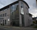 Bild: jr
Im ehemaligen Volksbankgebäude sollen heuer mit Beginn des neuen Kindergartenjahres im September eine neue Kinderkrippe (zwei Gruppen) Einzug halten. Zuvor sind Umbau- und Sanierungsarbeiten für rund 100.000 Euro nötig. Die Stadt spart sich im Vergleich zum früheren Standort in der Zanklgartenstraße rund 300000 Euro.