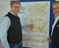 Bild: jr
Lebenshilfe-Geschäftsführer Berthold Kellner (links) und Lebenshilfe-Vorsitzender Roland Grillmeier mit den Plänen für das Projekt.
