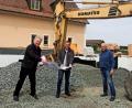 Bild: bey
Bürgermeister Reinhard Sollfrank und Josef Langgärtner besichtigen die Fortschritte bei der Erweiterung des Feuerwehrhauses im Hammerles.
